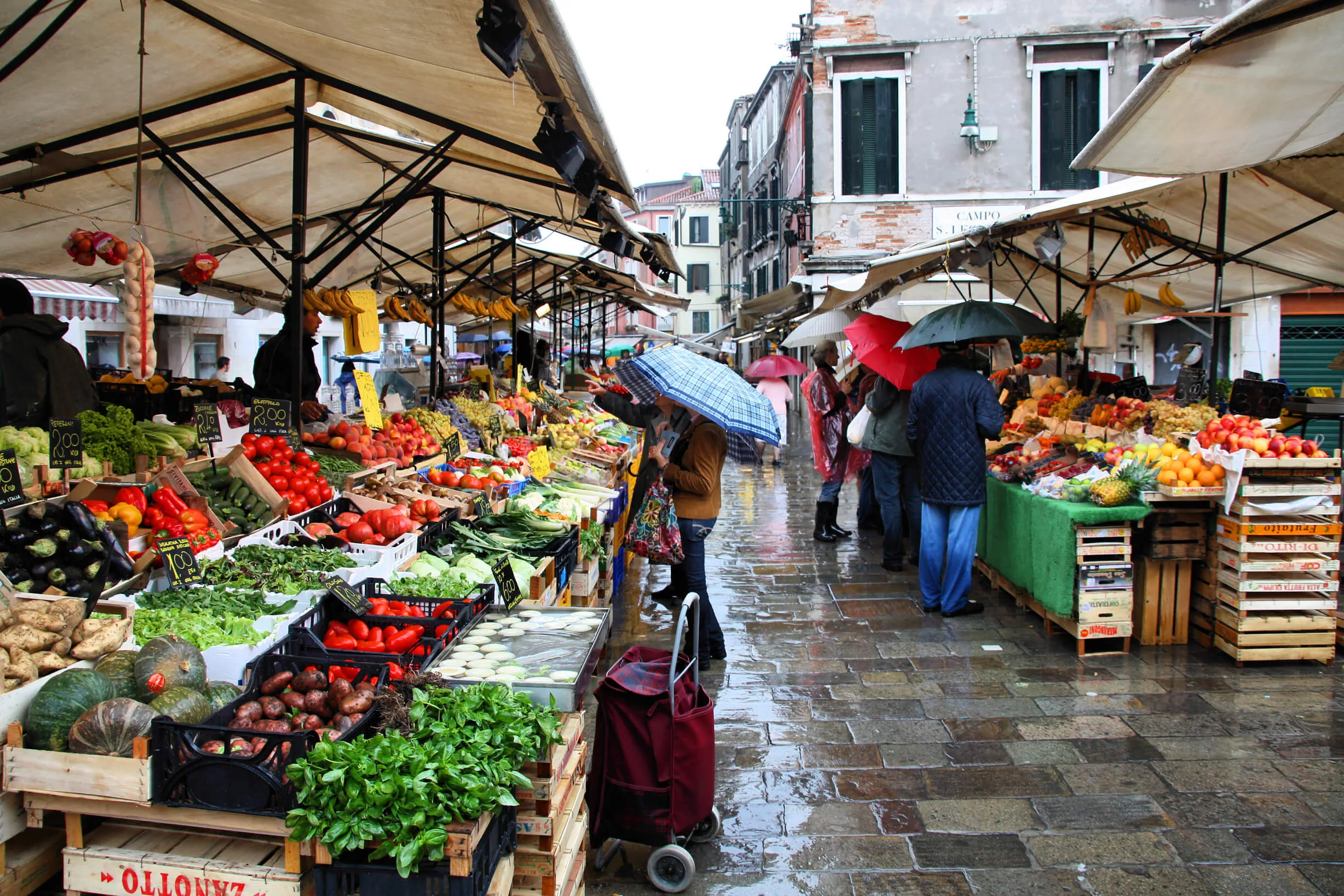 Persone al mercato del paese