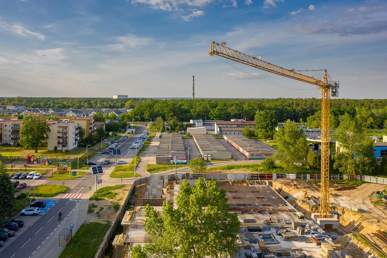 Foto cantiere con gru e urbanizzazione